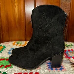 NWT Olivia & Kate Boots Size 9